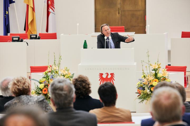 Prof. Harald Welzer, Soziologe, Sozialpsychologe und Publizist sprach ein Grußwort zum Thema „Erinnern genügt nicht“