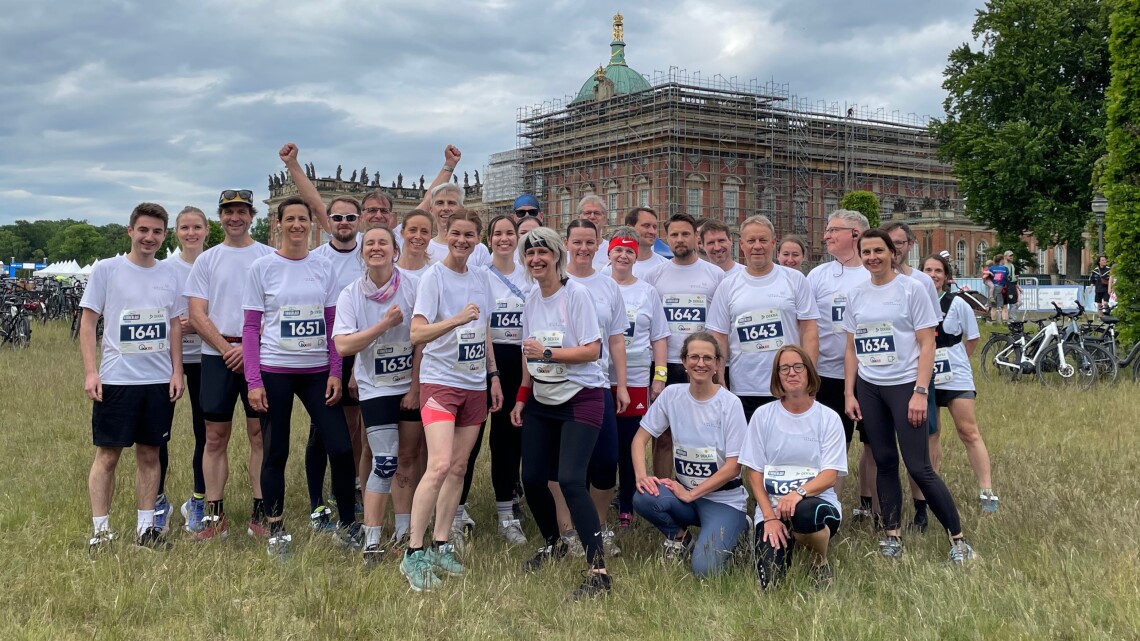 Gruppenfoto des Landtags-Teams beim Potsdamer Firmenlauf am Neuen Palais
