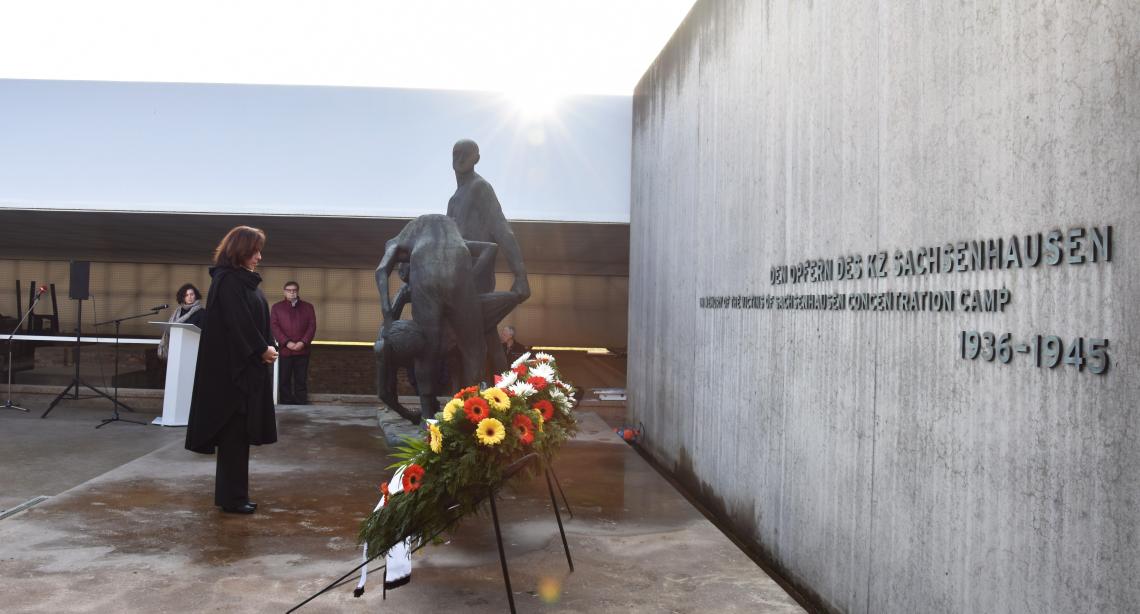 Landtagsvizepräsidentin Barbara Richstein gedenkt ermordeter Sinti und Roma anlässlich des 77. Jahrestages des sogenannten „Auschwitz-Erlasses“