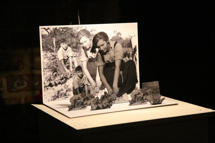 Titelbild der Ausstellung „zwischen/raum – Jüdisches Hachschara- und Zwangsarbeitslager Neuendorf im Sande 1932–1943“