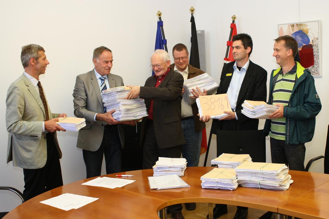 Landtagspräsident Gunter Fritsch nimmt die Unterschriften entgegen