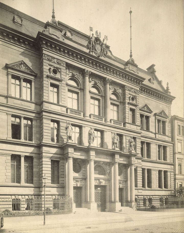 Sitz des Provinziallandtages von 1888 bis 1933 und Sitz des Provinzialrates von 1935 bis 1939: das Ständehaus der Provinz Brandenburg in der Matthäikirchstraße 20/21 in Berlin, Aufnahme: 1891