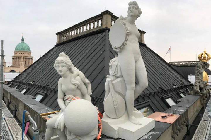 Die rekonstruierten Attikafiguren der Musen Terpsichore (Chorlyrik und Tanz) und Urania (Astronomie) kamen am 3. Dezember 2020 wieder an ihren Platz an der südwestlichen Dachseite des Landtagsgebäudes.