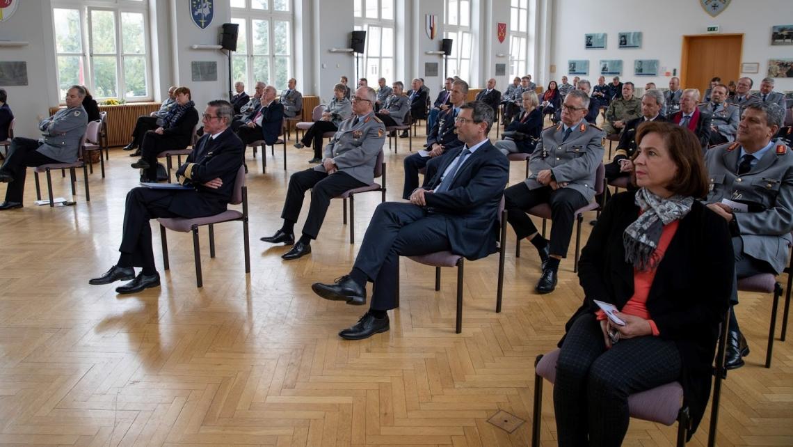 Vizepräsidentin Barbara Richstein (r.) nimmt am Festakt zu „30 Jahre Heer der Einheit“ teil.