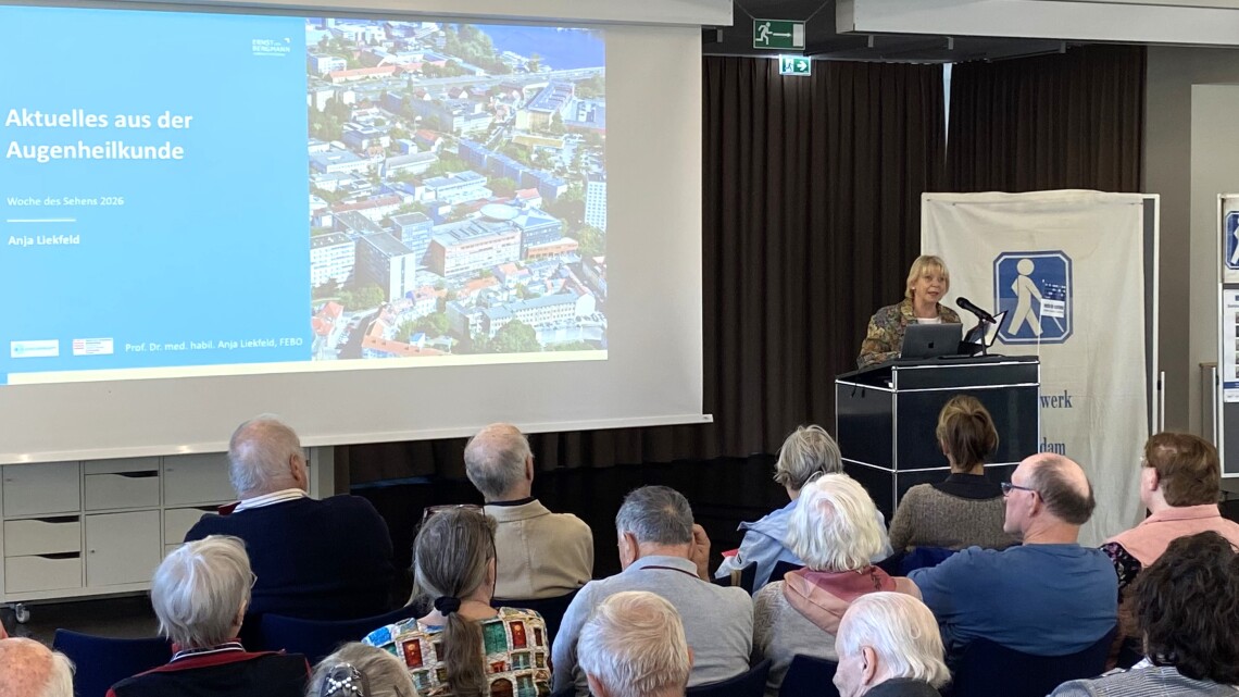 Landtagspräsidentin Prof. Dr. Ulrike Liedtke hält das Grußwort zur „Woche des Sehens“.