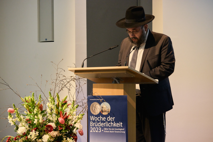Rabbiner Ariel Kirzon von der Jüdischen Gemeinde Stadt Potsdam e. V. spricht das Psalmgebet „Psalm 118“ (Vers 19-21)