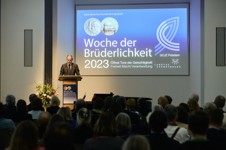 Blick in den Festsaal während der Festrede durch den Direktor der Stiftung Brandenburgische Gedenkstätten Dr. Axel Drecoll