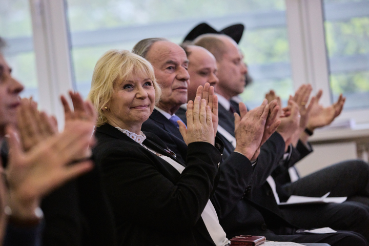 Blick in die erste Reihe. V. l. n. r.: Landtagspräsidentin Prof. Dr. Ulrike Liedtke, Landtagspräsident a. D. Gunter Fritsch, der Vorsitzende der Gesellschaft für christlich-jüdische Zusammenarbeit Tobias Barniske und der Direktor der Stiftung Brandenburgische Gedenkstätten Dr. Axel Drecoll