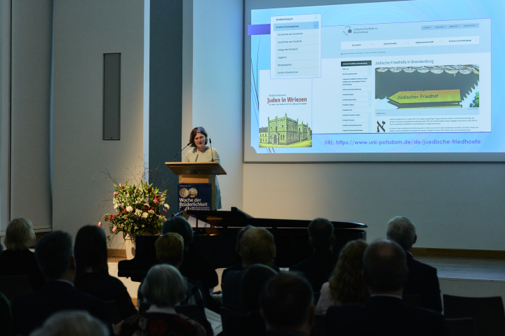 Kurzvorstellung des Projekts „Jüdische Friedhöfe in Brandenburg“ durch die Koordinatorin Dr. Anke Geißler-Grünberg von der Universität Potsdam