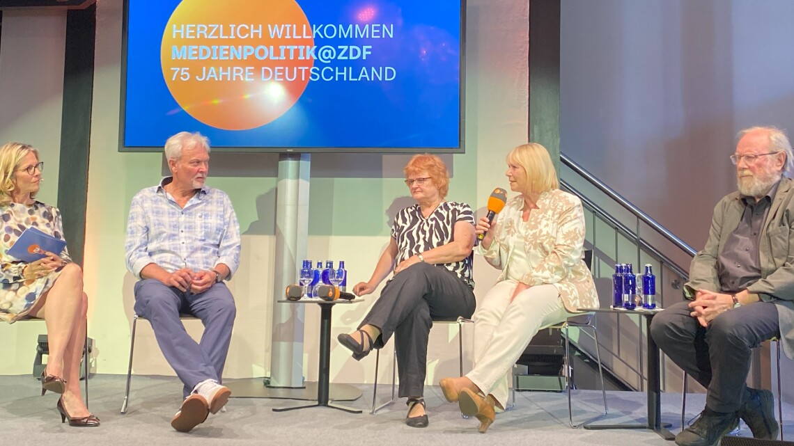 Podiumsdiskussion mit (v. r.) Ex-Bundestagspräsident Wolfgang Thierse, Landtagspräsidentin Prof. Dr. Ulrike Liedtke, der Aufarbeitungsbeauftragten Dr. Maira Nooke, dem Zeitzeugen Roland Schreyer und der Moderatorin Dr. Nicola Albrecht.