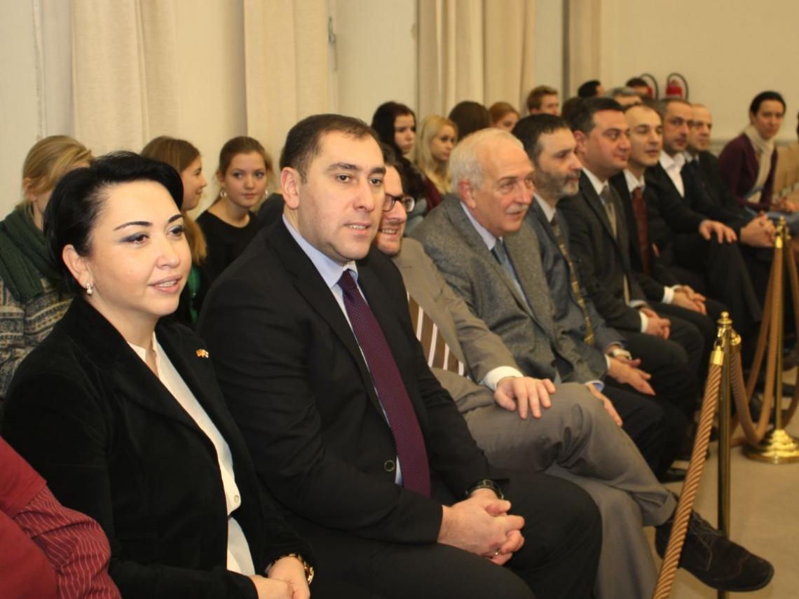 Begrüßung der Delegation im Plenum.  Zurab Abashidze_Stellvertretender Parlamentsvorsitzender des Georgischen Parlaments (2. v. l.).