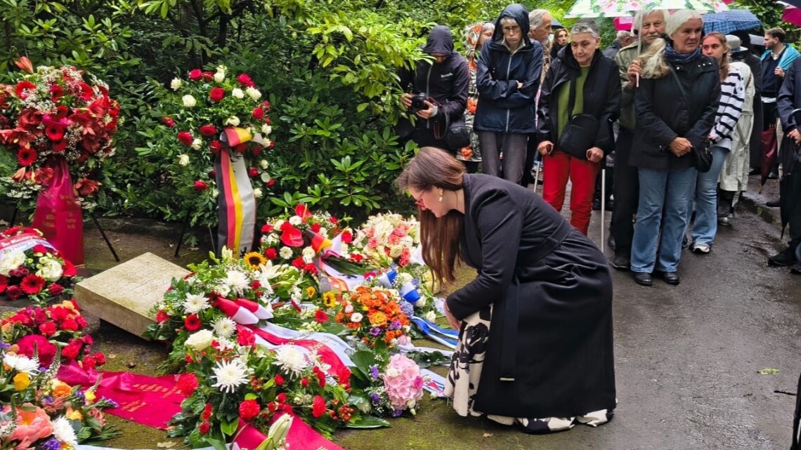 Vizepräsidentin Dr. Jouleen Gruhn hat im Rahmen der Gedenkstunde anlässlich des 90. Jahrestages der Verschleppung der Berliner Sinti und Roma einen Kranz im ehemaligen NS-Zwangslager Berlin-Marzahn niedergelegt. 