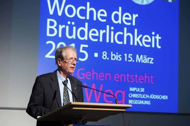 Der Evangelische Vorsitzende der Gesellschaft für Christlich-Jüdische Zusammenarbeit Dr. Hans-Jürgen Schulze-Eggert spricht ein Grußwort.