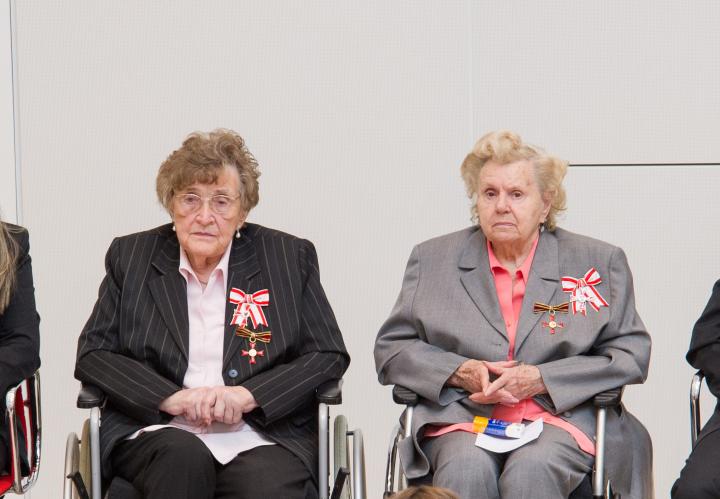 Überlebende des KZ Ravensbrück Ilse Heinrich (l.) und Charlotte Kroll (r.) zu Gast im Parlament.