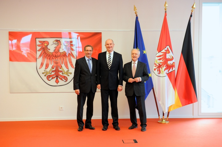 Die drei Ministerpräsidenten des Landes Brandenburg seit 1990: Matthias Platzeck, Dietmar Woidke und Manfred Stolpe (v. l. n. r.), Aufnahme: 5. November 2014  