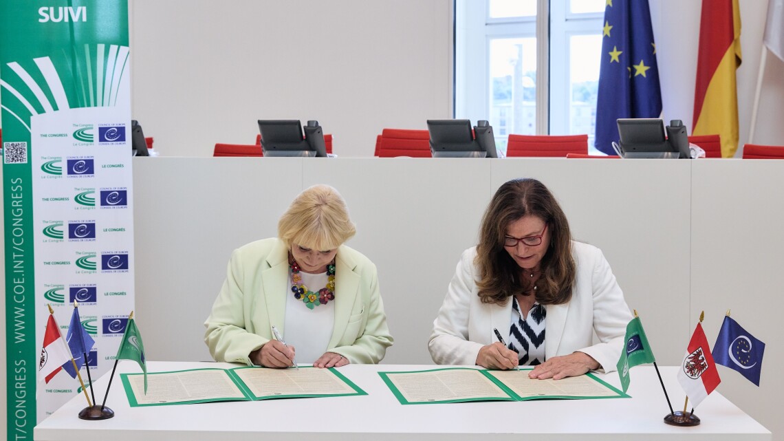 Landtagspräsidentin Prof. Dr. Ulrike Liedtke (l.) und die Ausschussvorsitzende Gudrun Mosler-Törnström (r.) unterzeichnen die „Potsdamer Erklärung“ zum Klimaschutz in Europa im Landtag