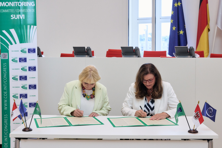 Landtagspräsidentin Prof. Dr. Ulrike Liedtke (l.) und die Ausschussvorsitzende Gudrun Mosler-Törnström (r.) unterzeichnen die „Potsdamer Erklärung“ zum Klimaschutz in Europa im Landtag