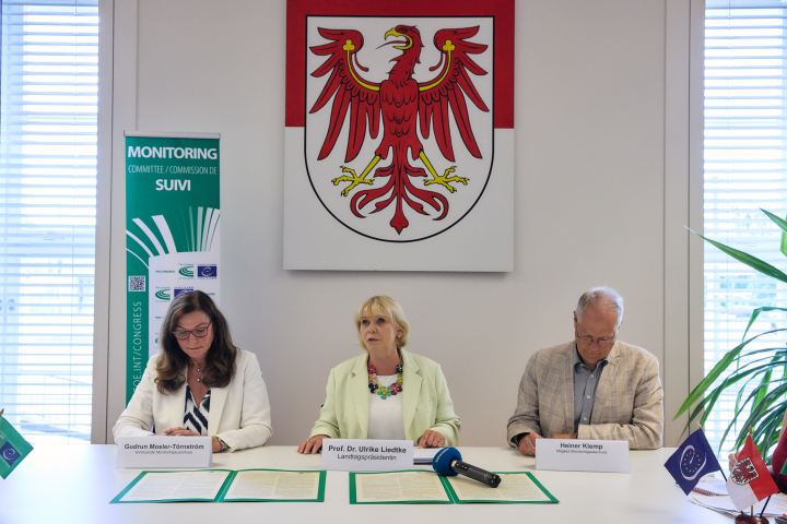 Pressegespräch im Büro der Landtagspräsidentin, (v. l. n. r.) Ausschussvorsitzende Gudrun Mosler-Törnström, Landtagspräsidentin Prof. Dr. Ulrike Liedtke und KGRE-Mitglied Heiner Klemp