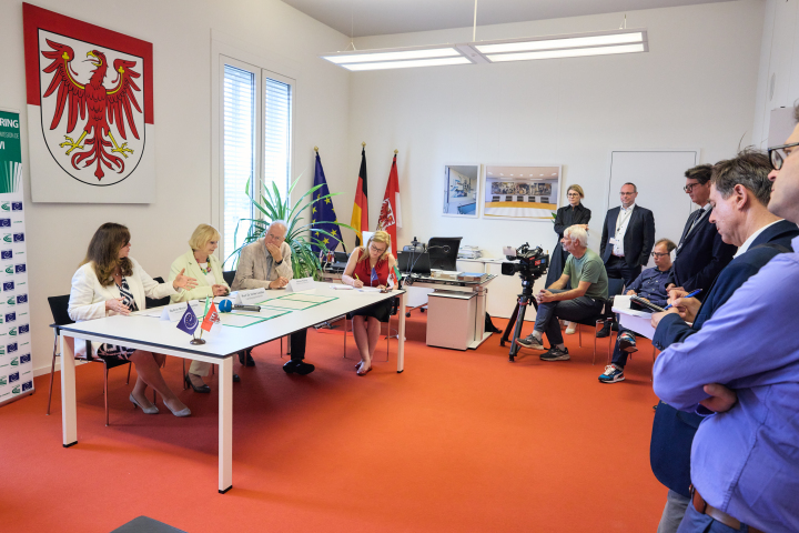 Pressegespräch im Büro der Landtagspräsidentin, (v. l. n. r.) Ausschussvorsitzende Gudrun Mosler-Törnström, Landtagspräsidentin Prof. Dr. Ulrike Liedtke und KGRE-Mitglied Heiner Klemp