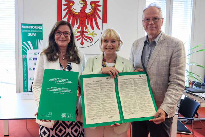 Ausschussvorsitzende Gudrun Mosler-Törnström (l.), Landtagspräsidentin Prof. Dr. Ulrike Liedtke (m.) und KGRE-Mitglied Heiner Klemp (r.) mit der unterzeichneten  „Potsdamer Erklärung“ zum Klimaschutz in Europa.