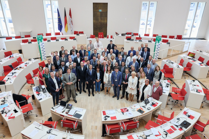 Gruppenfoto aller Teilnehmerinnen und Teilnehmer an der auswärtigen Sitzung des Monitoring Ausschusses des Kongresses der Gemeinden und Regionen Europas (KGRE)/Europarat im Landtag