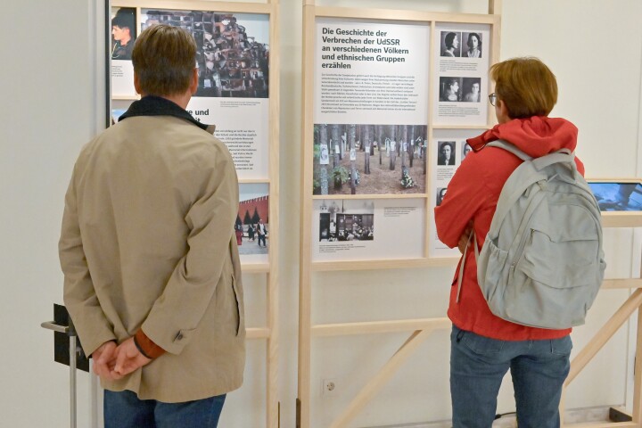 Besucher in der Foyerausstellung „Das andere Russland. Memorial: Der Kampf um historische Wahrheit und Demokratie“