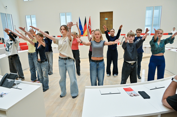 Jugendmusiktheater des KMT „Buntspecht“ mit einem Auszug aus dem Teenie-Musical „Raus aus dem Hamsterrad. Reden braucht Mut!“