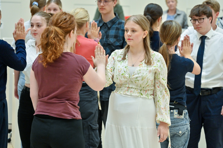Jugendmusiktheater des KMT „Buntspecht“ mit einem Auszug aus dem Teenie-Musical „Raus aus dem Hamsterrad. Reden braucht Mut!“