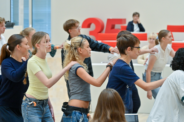 Jugendmusiktheater des KMT „Buntspecht“ mit einem Auszug aus dem Teenie-Musical „Raus aus dem Hamsterrad. Reden braucht Mut!“