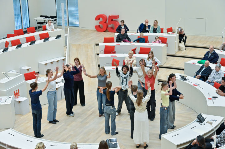 Jugendmusiktheater des KMT „Buntspecht“ mit einem Auszug aus dem Teenie-Musical „Raus aus dem Hamsterrad. Reden braucht Mut!“