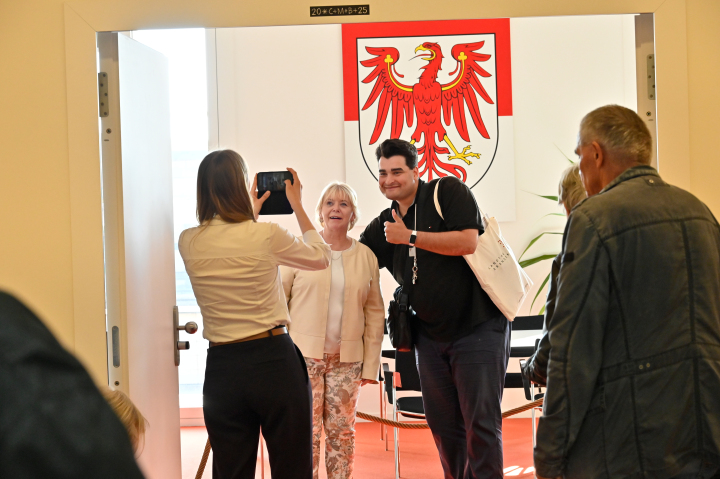 Besucher im Büro der Landtagspräsidentin Prof. Dr. Ulrike Liedtke