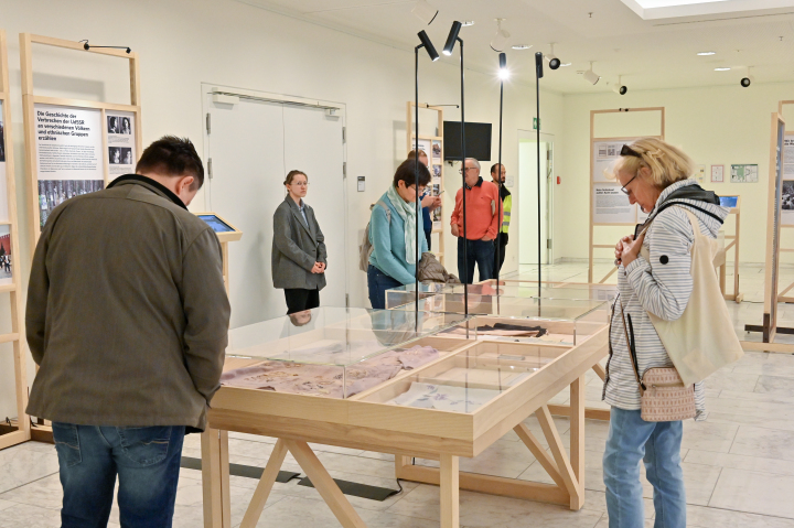 Besucher in der Foyerausstellung „Das andere Russland. Memorial: Der Kampf um historische Wahrheit und Demokratie“