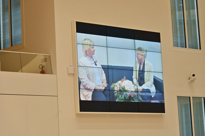 Abspielen von Zeitzeugeninterviews im Plenarsaal