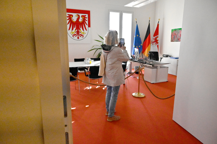 Besucher im Büro der Landtagspräsidentin Prof. Dr. Ulrike Liedtke