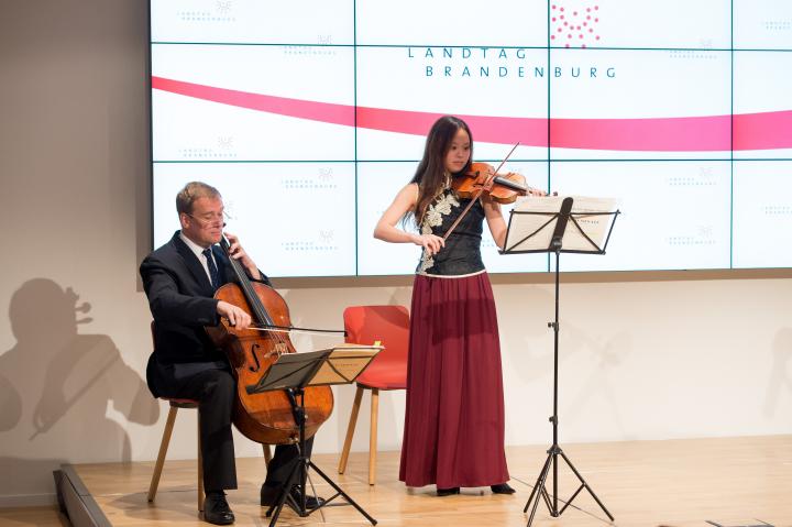 Musikalische Umrahmung der Ausstellungseröffnung durch das One World Classic Duo.