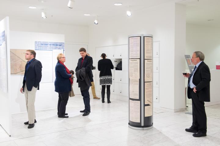 Impression der Ausstellungseröffnung. Blick in den Ausstellungsbereich.