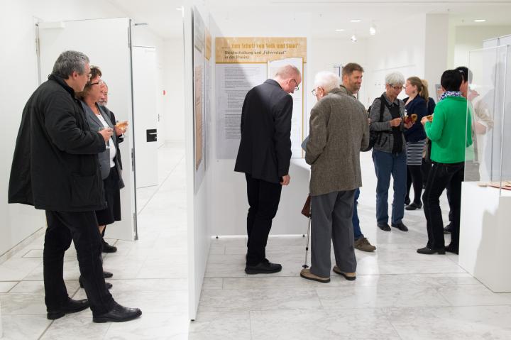 Impression der Ausstellungseröffnung. Blick in den Ausstellungsbereich.