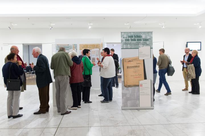 Impression der Ausstellungseröffnung. Blick in den Ausstellungsbereich.