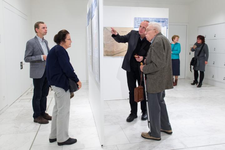 Impression der Ausstellungseröffnung. Blick in den Ausstellungsbereich.