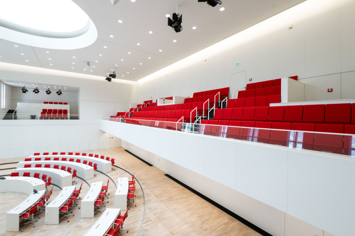 Besucher- (r.) und westliche Pressetribüne im Plenarsaal