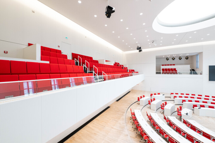 Besucher- (l.) und östliche Pressetribüne im Plenarsaal