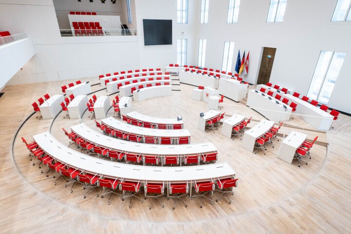 Blick in den Plenarsaal mit östlicher Pressetribüne im Hintergund