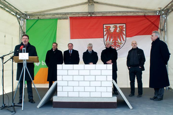 Jann Jakobs, Oberbürgermeister der Landeshauptstadt Potsdam spricht ein Grußwort während der Grundsteinlegung zum Neubau des Landtages Brandenburg.