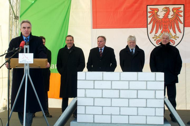 Alexander Naujoks, Vorstand BAM Deutschland, spricht ein Grußwort während der Grundsteinlegung zum Neubau des Landtages Brandenburg.