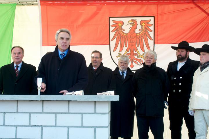 Alexander Naujoks, Vorstandsvorsitzender der BAM Deutschland, mit dem symbolischen Hammerschlag zur Grundsteinlegung.