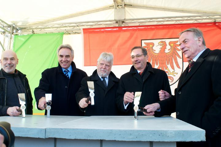 V.l.n.r.: Architekt Prof. Peter Kulka; Alexander Naujoks, Vorstandsvorsitzender BAM Deutschland; Dr. Helmuth Markov, Minister der Finanzen; Ministerpräsident Matthias Platzeck; Landtagspräsident Gunter Fritsch