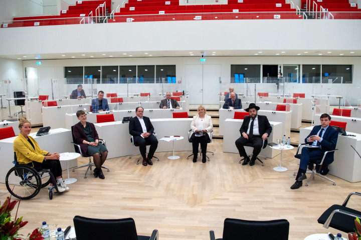 Eröffnungsveranstaltung zur Woche der Brüderlichkeit im Plenarsaal des Landtages. V. l. n. r.: Paralympionikin Verena Schott, stellvertretende Vorsitzende des Landesjugendrings Brandenburg e. V. Annekatrin Friedrich, Vorsitzender der Gesellschaft für christlich-jüdische Zusammenarbeit Potsdam Tobias Barniske, Landtagspräsidentin Prof. Dr. Ulrike Liedtke, Rabbiner der Jüdischen Gemeinde Stadt Potsdam e. V. Ariel Kirzon und Rabbiner des Jewish Future Forum Maximilian Feldhake