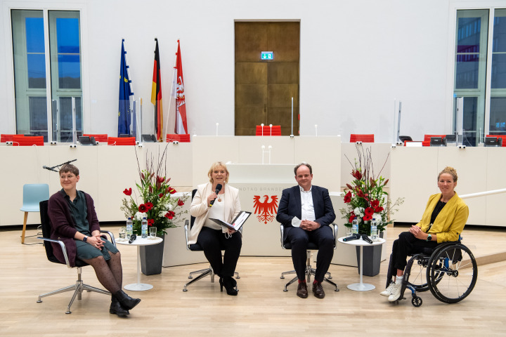 Podiumsdiskussion, v. l. n. r.: stellv. Vorsitzende des Landesjugendrings Brandenburg e. V. Annekatrin Friedrich, Landtagspräsidentin Prof. Dr. Ulrike Liedtke, Vorsitzender der Gesellschaft für christlich-jüdische Zusammenarbeit Potsdam Tobias Barniske und Paralympionikin Verena Schott