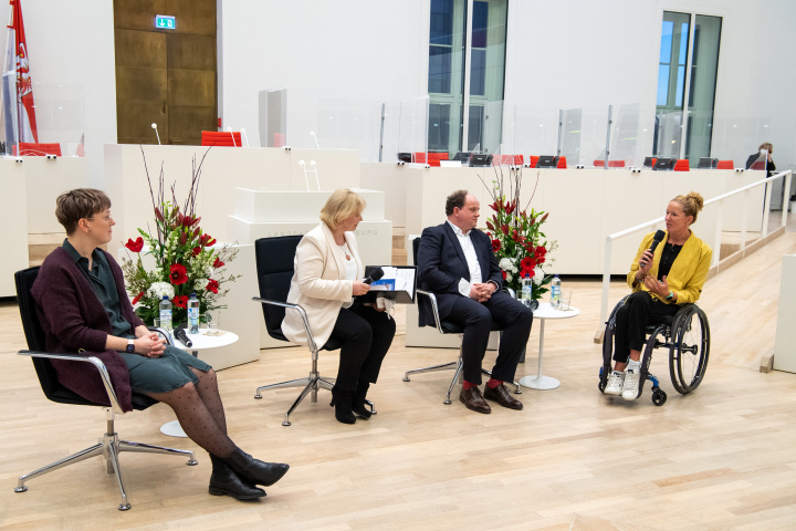 Podiumsdiskussion, v. l. n. r.: stellv. Vorsitzende des Landesjugendrings Brandenburg e. V. Annekatrin Friedrich, Landtagspräsidentin Prof. Dr. Ulrike Liedtke, Vorsitzender der Gesellschaft für christlich-jüdische Zusammenarbeit Potsdam Tobias Barniske und Paralympionikin Verena Schott