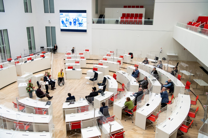 Blick in den Plenarsaal während der Podiumsdiskussion